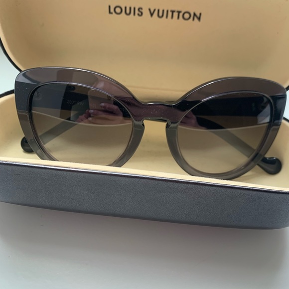 Authentic Louis Vuitton two tone gray sunglasses. - Picture 6 of 8